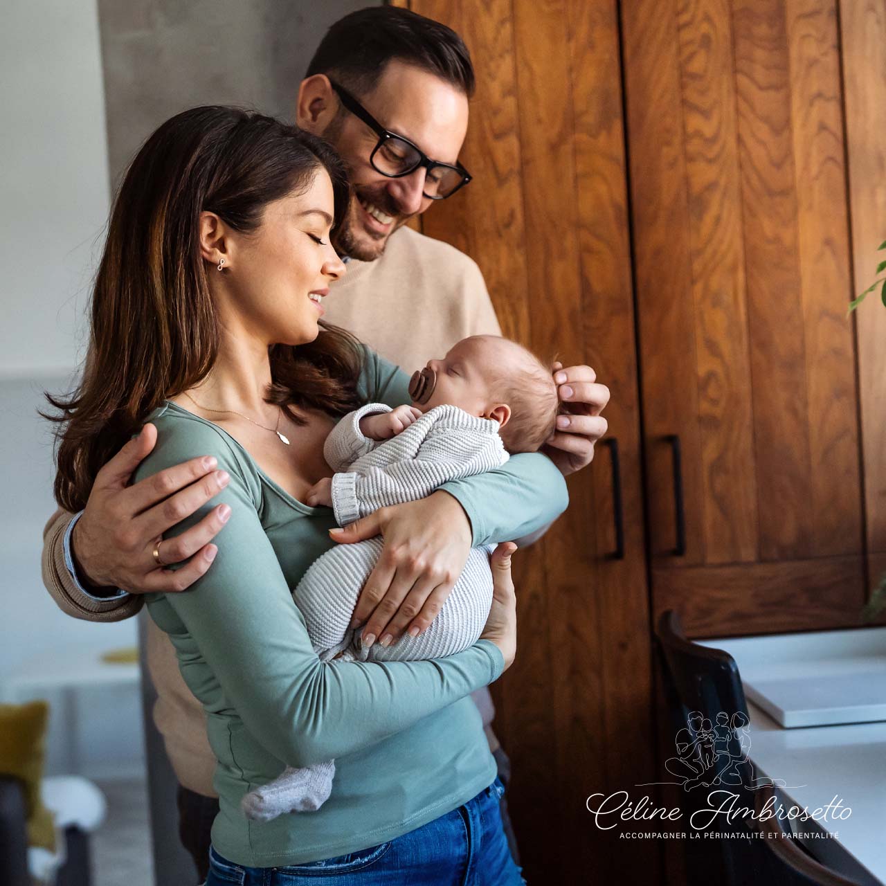 Photo de famille qui illustre un secteur d'activité de Céline Ambrosetto la parentalité - Cola Com